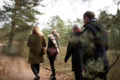 Une famille en balade en forêt en Belgique discute du décès de leur proche.